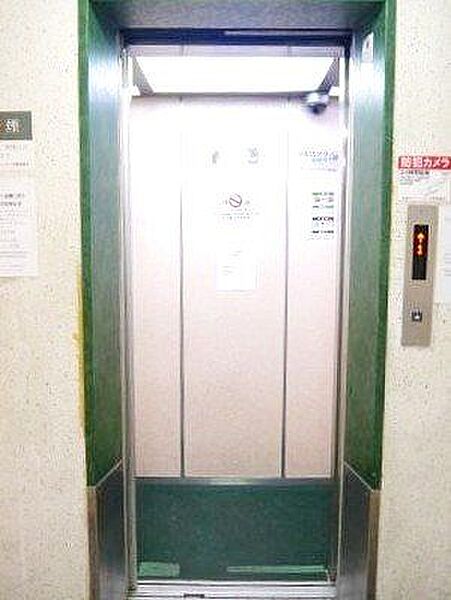 毎日の昇降が快適に、エレベーター完備！重い荷物の持ち運びやベビーカーの利用時も安心。階段の昇り降りにストレスを感じることなく、すべての世代にやさしい住環境を叶えます。