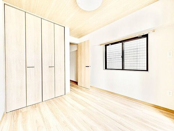 すっきり暮らせる、クローゼット付きの居室！衣類やバッグ、小物類をまとめて収納できるクローゼット付きの居室は、空間を美しく保ち、毎日の身支度を快適にしてくれます。