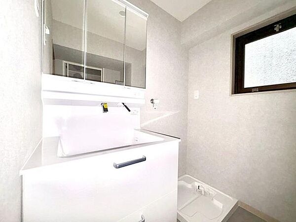 パウダールームは朝を快適させてくれる空間としては大切な空間です。バタバタしている忙しい朝でも収納が多い洗面台では短時間で効率良く支度ができます。