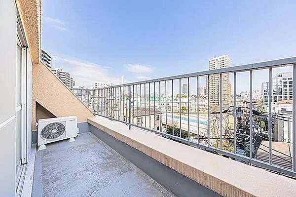 広々としたバルコニーには陽ざしがたっぷり。くつろぎの場としてはもちろん、洗濯やガーデニングにも活躍する、心地よさと便利さを兼ね備えたうれしいアウトドア空間です。
