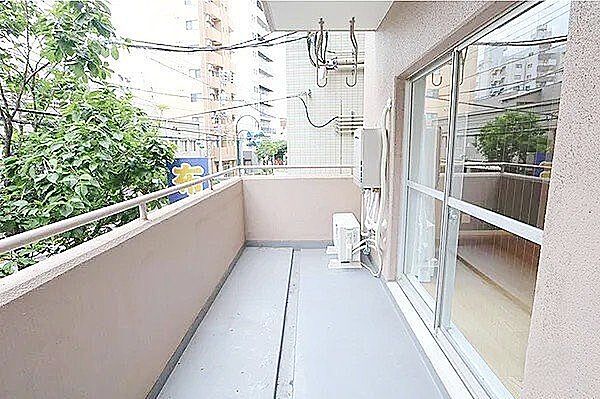 広々としたバルコニーには陽ざしがたっぷり。くつろぎの場としてはもちろん、洗濯やガーデニングにも活躍する、心地よさと便利さを兼ね備えたうれしいアウトドア空間です。