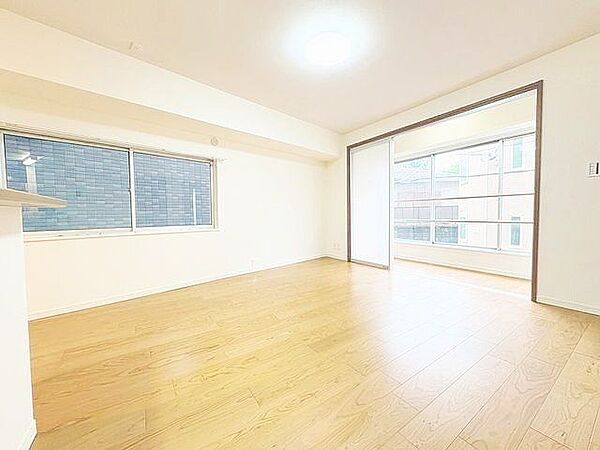 2面採光の角部屋リビングは、洗練された空間に豊かな表情をもたらします。時間帯によって変化する光がインテリアの質感を引き立て、都市の喧騒を忘れさせる静かな贅沢を演出します。