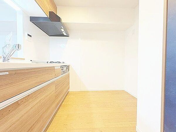 明るく洗練された空間には、設備と広々としたワークトップが備わり、料理の時間が自然と楽しみに。日常の一コマが、少し特別に感じられる住まいです。