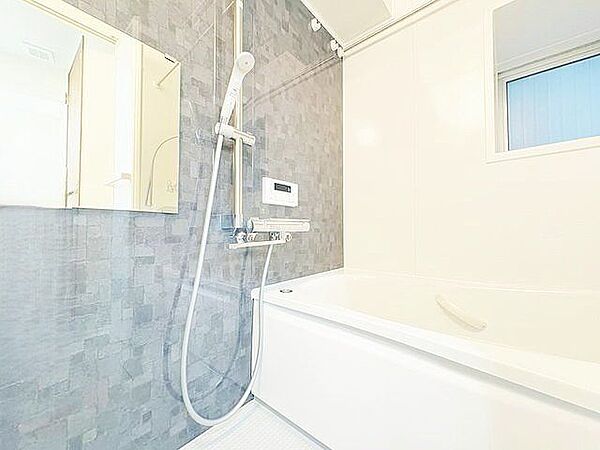 1日の疲れを取り心身を癒すことができる住まいの中のリラクゼーション空間。浴室乾燥機もついているので花粉や排気ガスを避けたい方にも嬉しいポイントです。