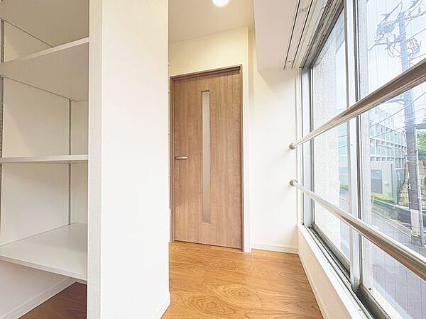 光と静けさが交差する角部屋の玄関は、日常に余白を添える穏やかな空間。広々とした設計で大型荷物もスムーズに出し入れでき、美しさと機能を備えた“見せる収納”の靴箱がセンスを添えます。