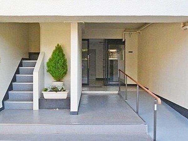 光を多く取り入れた明るいエントランス部分は高級感ある仕上り。将来に亘って誇れる我が家の大事な入り口部分。