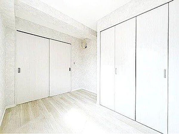 やさしい陽射しが差し込む寝室は、心地よい眠りへと誘う癒しの空間。木目調の床と白を基調とした壁が、清潔感とやわらかな印象を与え、毎日の疲れをそっと包み込みます。