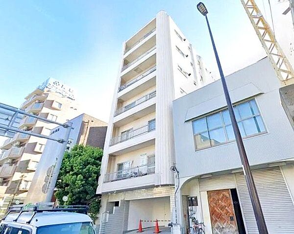 街に溶け合う美しい景観を生みだしているにも関わらず、採光や風通しを考えて設計された間取り。近隣との視線を考え、街全体で調整される窓位置。住まうご家族の心地よさを最優先しました。