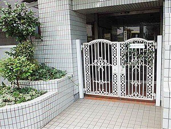 光を多く取り入れた明るいエントランス部分は高級感ある仕上り。将来に亘って誇れる我が家の大事な入り口部分。