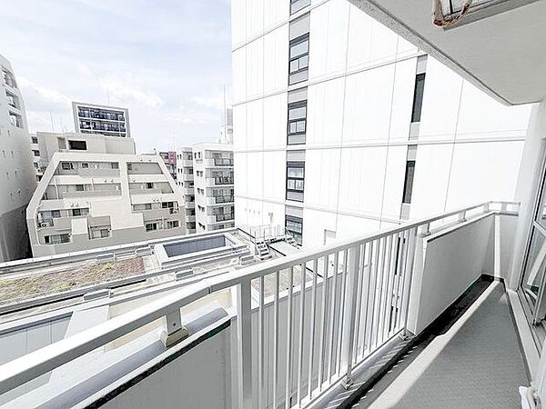広々とした南向きバルコニーには陽ざしがたっぷり。くつろぎの場としてはもちろん、洗濯やガーデニングにも活躍する、心地よさと便利さを兼ね備えたうれしいアウトドア空間です。