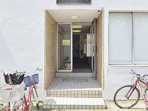 光を多く取り入れた明るいエントランス部分は高級感ある仕上り。将来に亘って誇れる我が家の大事な入り口部分。