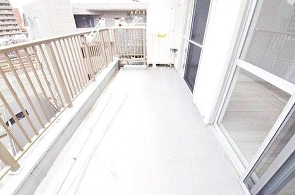 ルーフバルコニー付！四季の移ろいや光の表情を感じられる特別な空間。ガーデニングやヨガなど、暮らしの楽しみがひろがります。