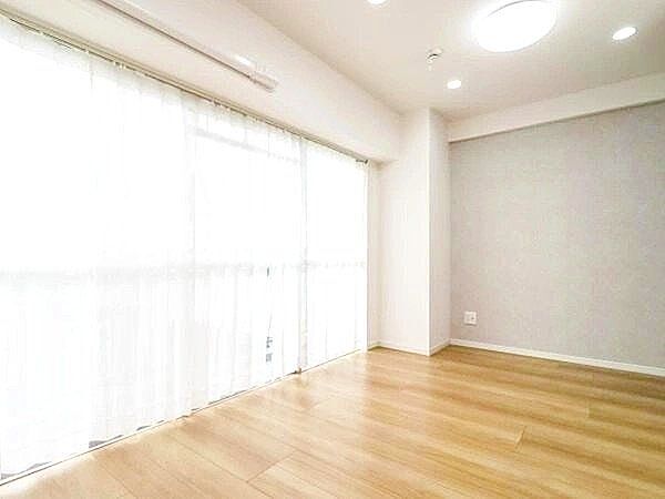 大きな窓が並ぶリビングは、光と風をたっぷり取り込む心地よい空間。時間とともに移ろう自然の表情が、日常にやさしく寄り添います。