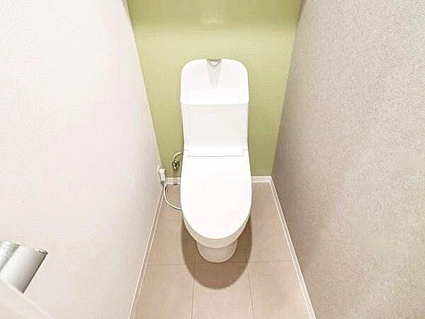 「やさしい温もりと清潔感に包まれる、ウォシュレット付きの上質な空間。」寒い朝も、忙しい日々も。肌にやさしい温水洗浄と抗菌機能が、心地よいひとときを演出します。