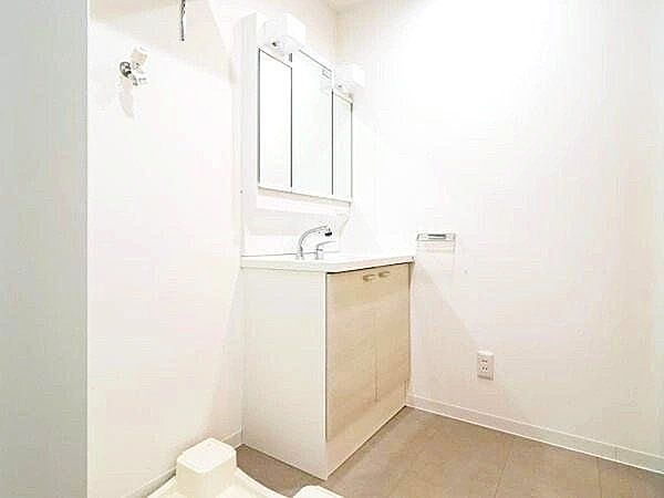 パウダールームは朝を快適させてくれる空間としては大切な空間です。バタバタしている忙しい朝でも収納が多い洗面台では短時間で効率良く支度ができます。