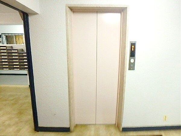 毎日の昇降が快適に、エレベーター完備！重い荷物の持ち運びやベビーカーの利用時も安心。階段の昇り降りにストレスを感じることなく、すべての世代にやさしい住環境を叶えます。