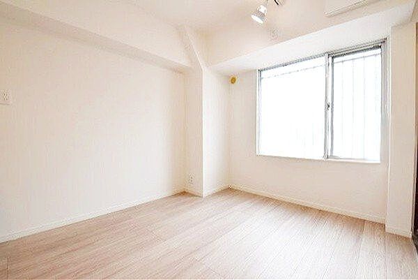 やさしい陽射しが差し込む寝室は、心地よい眠りへと誘う癒しの空間。木目調の床と白を基調とした壁が、清潔感とやわらかな印象を与え、毎日の疲れをそっと包み込みます。
