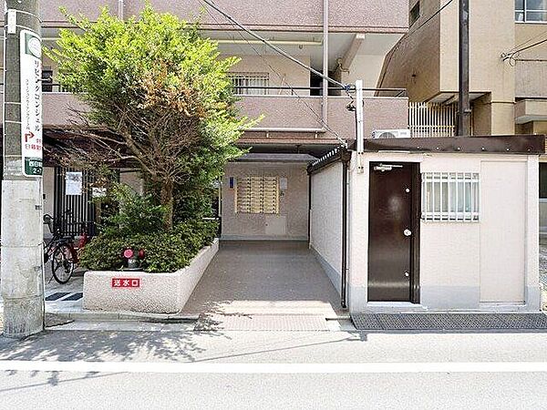 光を多く取り入れた明るいエントランス部分は高級感ある仕上り。将来に亘って誇れる我が家の大事な入り口部分。