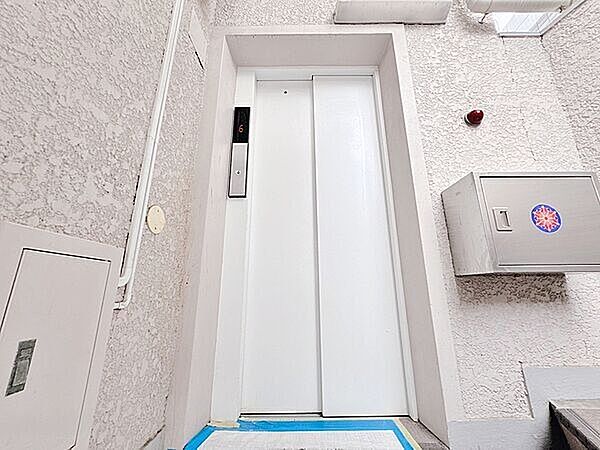 毎日の昇降が快適に、エレベーター完備！重い荷物の持ち運びやベビーカーの利用時も安心。階段の昇り降りにストレスを感じることなく、すべての世代にやさしい住環境を叶えます。