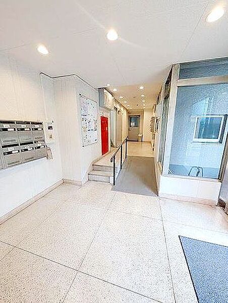 マンションに足を踏み入れた瞬間、迎えてくれるのは洗練されたロビー空間。住まう人にも訪れる人にも、心地よさと安心感を与える、住まいの“顔”です。