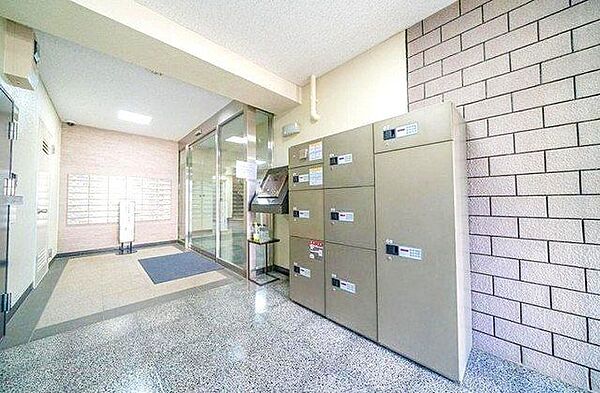 忙しい毎日に、ゆとりをもたらす宅配ボックス！不在時でも荷物を受け取れ再配達の手間を省き、時間に縛られないスマートな暮らしを叶えます。生活利便がぐっと高まる、うれしい設備です。