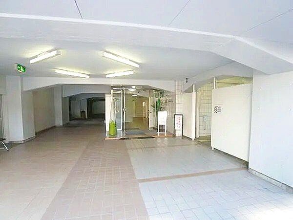 光を多く取り入れた明るいエントランス部分は高級感ある仕上り。将来に亘って誇れる我が家の大事な入り口部分。