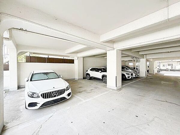 敷地内に居住者専用の駐車場をご用意しております。日々の通勤やお出かけに便利な環境を整えており、安心してお車をご利用いただけます。