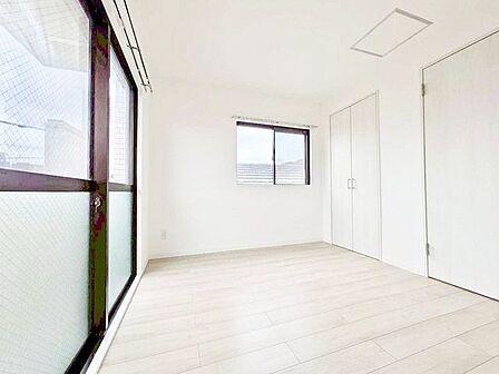 独立性を高めたお部屋。たっぷりの収納も配備しており、片付いた空間を現実出来そう。陽光も降り注ぐ明るく開放的な空間が魅力的。