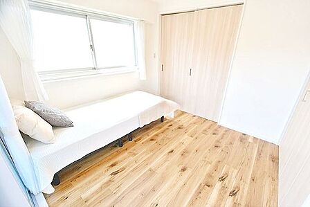 寝室は、心地よい眠りへと誘う癒しの空間。木目調の床と白を基調とした壁が、清潔感とやわらかな印象を与え、毎日の疲れをそっと包み込みます。
