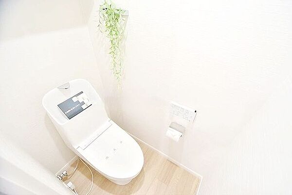 「やさしい温もりと清潔感に包まれる、ウォシュレット付きの上質な空間。」寒い朝も、忙しい日々も。肌にやさしい温水洗浄と抗菌機能が、心地よいひとときを演出します。