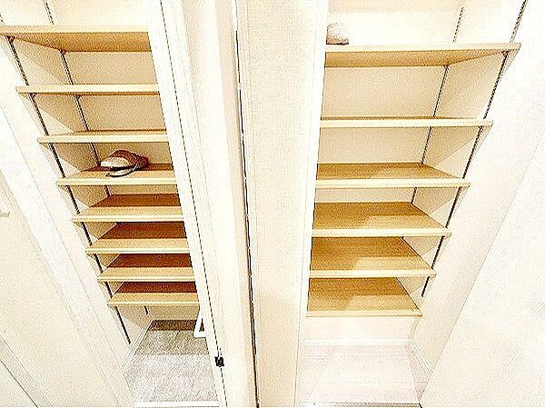 靴や防災グッズ、掃除道具まで美しく収まる大容量の玄関収納。高さ調整可能な棚板が、空間に合わせた洗練されたレイアウトを叶えます。機能美と清潔感が調和する、上質なエントランスへ。