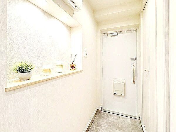 ゆとりある空間設計が際立つ玄関は、開放感と機能性を兼ね備えた上質な佇まい。動線や収納にも配慮された洗練のデザインが、住まいの品格を静かに引き立てます。