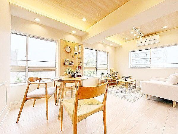 2面採光の角部屋リビングは、洗練された空間に豊かな表情をもたらします。時間帯によって変化する光がインテリアの質感を引き立て、都市の喧騒を忘れさせる静かな贅沢を演出します。