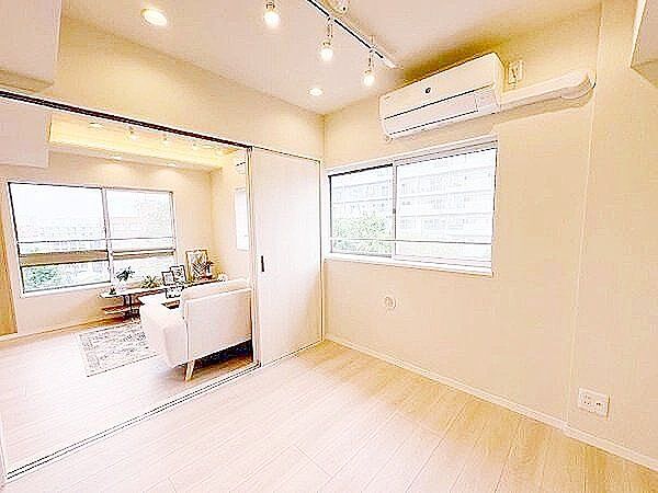 ライフスタイルやシーンに応じて、空間を自由にアレンジ。可動式の間仕切りを採用したこの住まいなら、リビングと居室を一体にも、個室にも自在に切り替えられます。