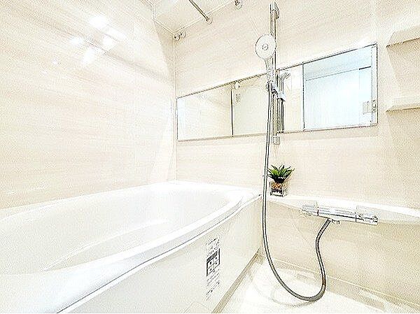 1日の疲れを取り心身を癒すことができる住まいの中のリラクゼーション空間。浴室乾燥機もついているので花粉や排気ガスを避けたい方にも嬉しいポイントです。