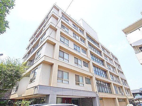 街に溶け合う美しい景観を生みだしているにも関わらず、採光や風通しを考えて設計された間取り。近隣との視線を考え、街全体で調整される窓位置。住まうご家族の心地よさを最優先しました。