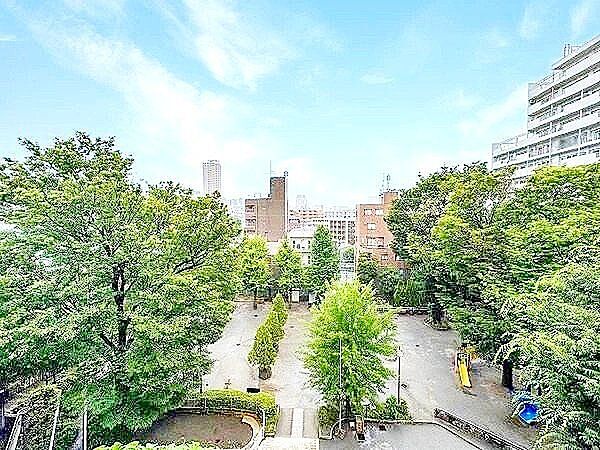 少し優雅に、眺望の良い部屋で新生活をしてみませんか？青空がみえたり、眺望や窓からの景色が良いと、家で過ごす時間も快適です。