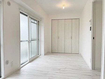 すっきり暮らせる、クローゼット付きの居室!衣類やバッグ、小物類をまとめて収納できるクローゼット付きの居室は、空間を美しく保ち、毎日の身支度を快適にしてくれます。