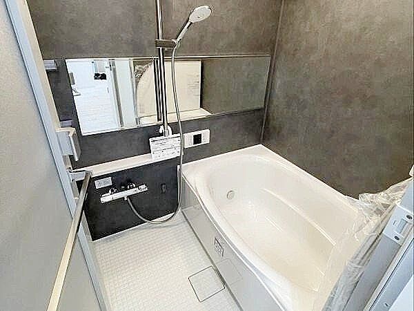 1日の疲れを取り心身を癒すことができる住まいの中のリラクゼーション空間。浴室乾燥機もついているので花粉や排気ガスを避けたい方にも嬉しいポイントです。