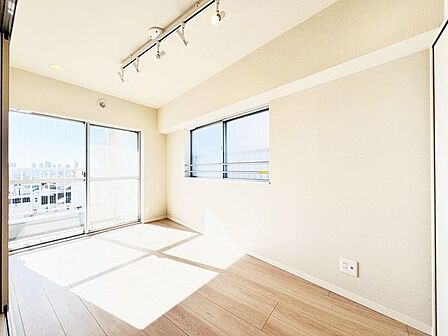 やさしい陽射しが差し込む寝室は、心地よい眠りへと誘う癒しの空間。木目調の床と白を基調とした壁が、清潔感とやわらかな印象を与え、毎日の疲れをそっと包み込みます。