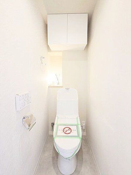 「やさしい温もりと清潔感に包まれる、ウォシュレット付きの上質な空間。」寒い朝も、忙しい日々も。肌にやさしい温水洗浄と抗菌機能が、心地よいひとときを演出します。