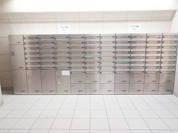 忙しい毎日に、ゆとりをもたらす宅配ボックス！不在時でも荷物を受け取れ再配達の手間を省き、時間に縛られないスマートな暮らしを叶えます。生活利便がぐっと高まる、うれしい設備です。