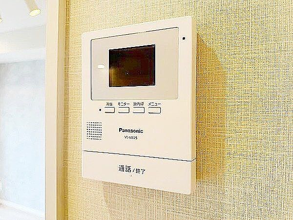 モニター付きインターフォンを採用。不要な応対を減らし、プライバシーと安心を両立。日々の暮らしに上質なセキュリティを添えます。