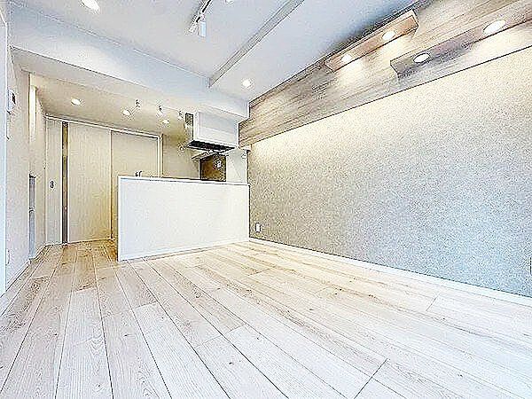 光がやさしく差し込む、洗練された空間。穏やかな調和を生み、温もりを添えます。壁の間接照明が美意識を静かに語り、上質なひとときを演出します。