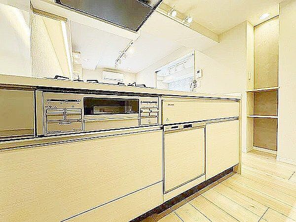 ゆったりとしたカウンター席では、手さばきを間近で楽しみながら、できたての料理を味わえます。臨場感あふれるこの空間で、食事がもっと楽しく、もっと豊かな時間になります。