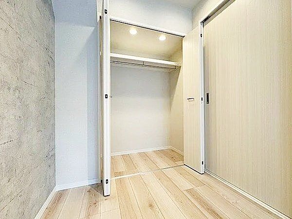 すっきり暮らせる、クローゼット付きの居室！衣類やバッグ、小物類をまとめて収納できるクローゼット付きの居室は、空間を美しく保ち、毎日の身支度を快適にしてくれます。