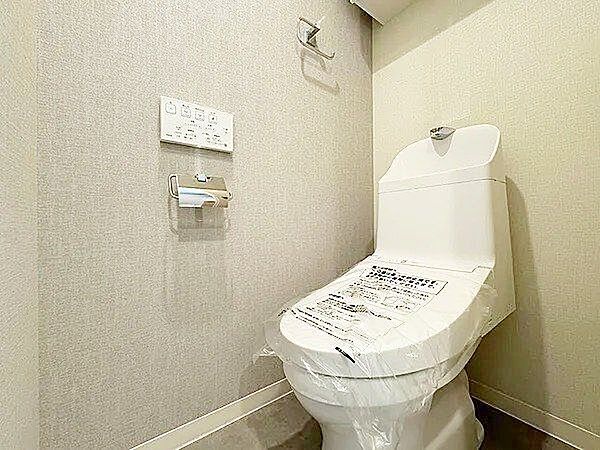 「やさしい温もりと清潔感に包まれる、ウォシュレット付きの上質な空間。」寒い朝も、忙しい日々も。肌にやさしい温水洗浄と抗菌機能が、心地よいひとときを演出します。