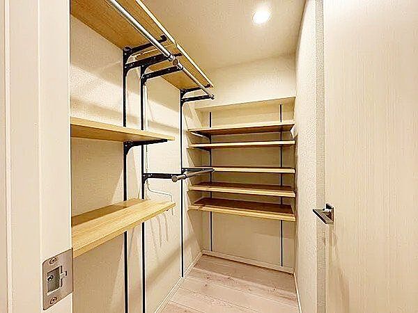 衣類やバッグ趣味のアイテムまで一括収納でき、生活動線をスマートに。とっても快適な収納を叶える、次世代のスタンダードです。