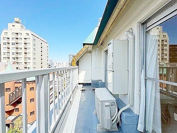 広々としたバルコニーには陽ざしがたっぷり。くつろぎの場としてはもちろん、洗濯やガーデニングにも活躍する、心地よさと便利さを兼ね備えたうれしいアウトドア空間です。