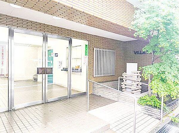光を多く取り入れた明るいエントランス部分は高級感ある仕上り。将来に亘って誇れる我が家の大事な入り口部分。